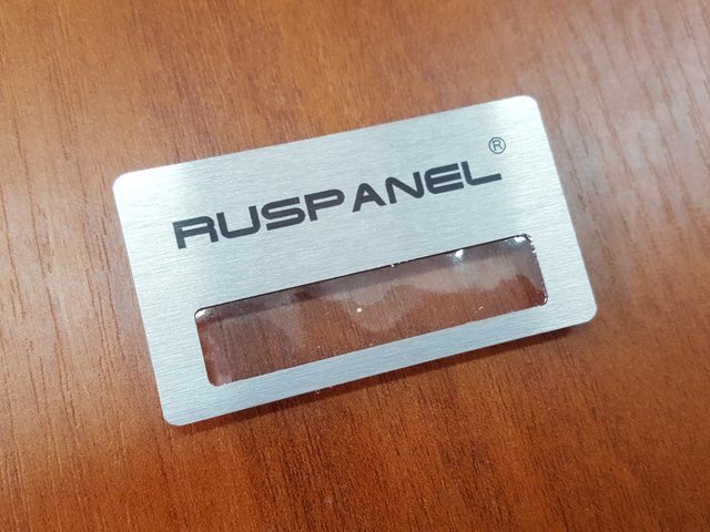 бейдж на булавке с логотипом